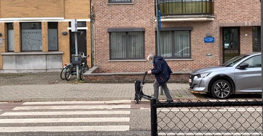 man met rolator op fietspad